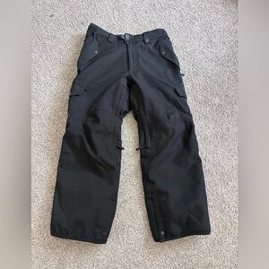 686 Black Snowboard Skiing Pants. Vents and cargo pockets. Waterproof and warm.